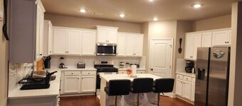 Charming 4BR Retreat, Sleeps 8,  Near Shopping & Dining, In Quiet Neighborhood!!