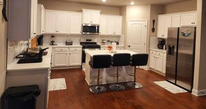 Charming 4BR Retreat, Sleeps 8, Near Shopping & Dining, In Quiet Neighborhood!!