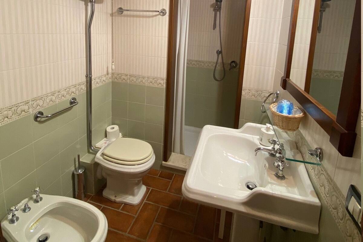 Shower, free toiletries, hair dryer, towels