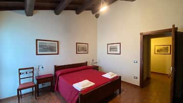 Una scrivania, tende oscuranti, Wi-Fi gratuito