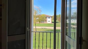 Single Room, Garden View | Desk, blackout drapes, free WiFi