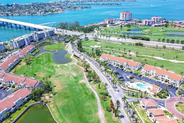 Exterior - The Caddyshack: 2/2 w course view; 5 mins to beach (St. Petersburg)