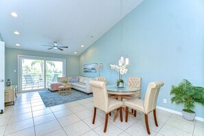 Interior - The Caddyshack: 2/2 w course view; 5 mins to beach (St. Petersburg)