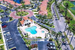 Exterior - The Caddyshack: 2/2 w course view; 5 mins to beach (St. Petersburg)