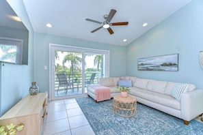 Smart TV, printers - The Caddyshack: 2/2 w course view; 5 mins to beach (St. Petersburg)