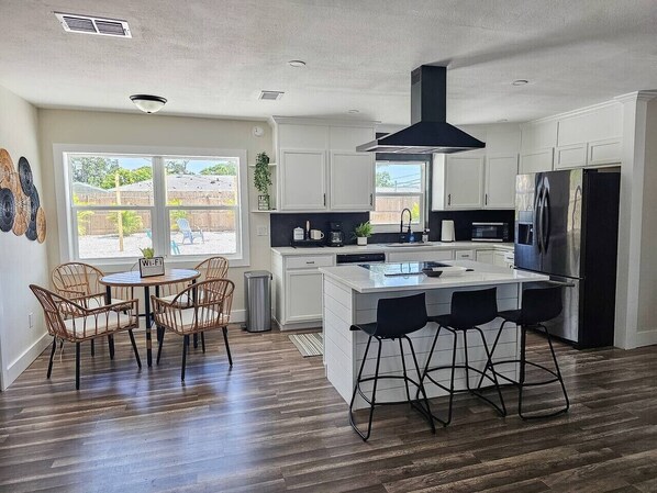 冷蔵庫、電子レンジ、オーブン、コンロ