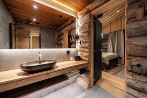 Suite romántica | Baño | Amenidades de baño gratuitas, toallas, jabón, shampoo 
