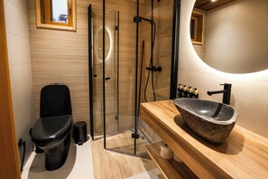 Premium Room | Bathroom | Free toiletries, towels, soap, shampoo