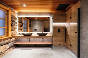 Suite Signature | Baño | Artículos de higiene personal gratuitos, toallas, jabón y champú