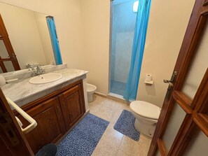 A bathroom with a sink, toilet, and shower area. - Villa-Riad 15 minutes from the center of Marrakech (Marrakech-Safi)