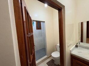 Dusj, hårføner, bidé og håndklær