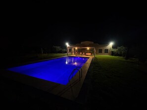 A swimming pool at night with a house in the background. - Villa-Riad 15 minutes from the center of Marrakech (Marrakech-Safi)