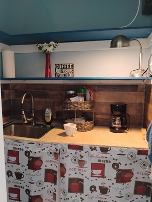 Køleskab, mikrobølgeovn, kaffe-/temaskine, elkedel