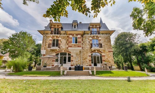 Chateau Pernelle - Seven Bedroom Villa, Sleeps 14