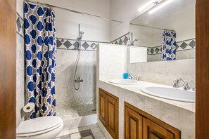 Hårtork och handdukar