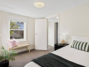 3 عدّة غرف نوم ومكواة/لوح كي وسرير سفر وواي فاي