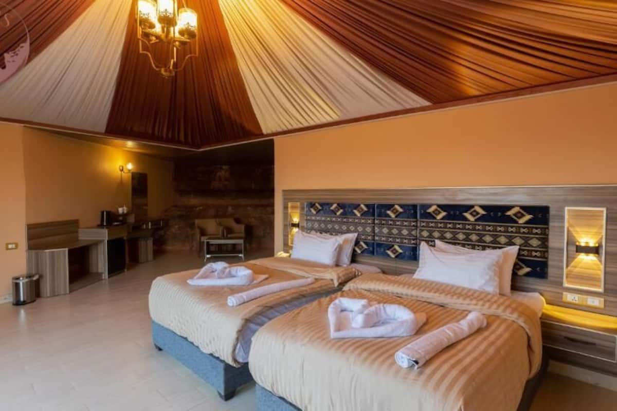 Chambre Standard Double ou avec lits jumeaux, patio, vue montagne
