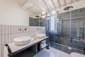 Séchoir à cheveux, serviettes fournies