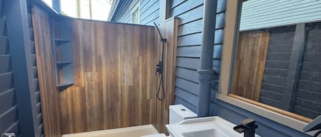 Douche, sĂšche-cheveux, bidet, serviettes fournies