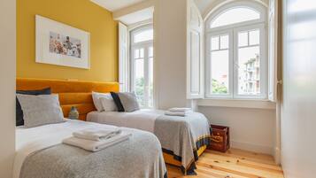 4 bedrooms, iron/ironing board, internet, bed sheets