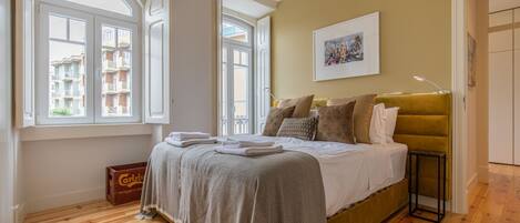 4 quartos, ferros/tábuas de passar roupa, acesso à internet