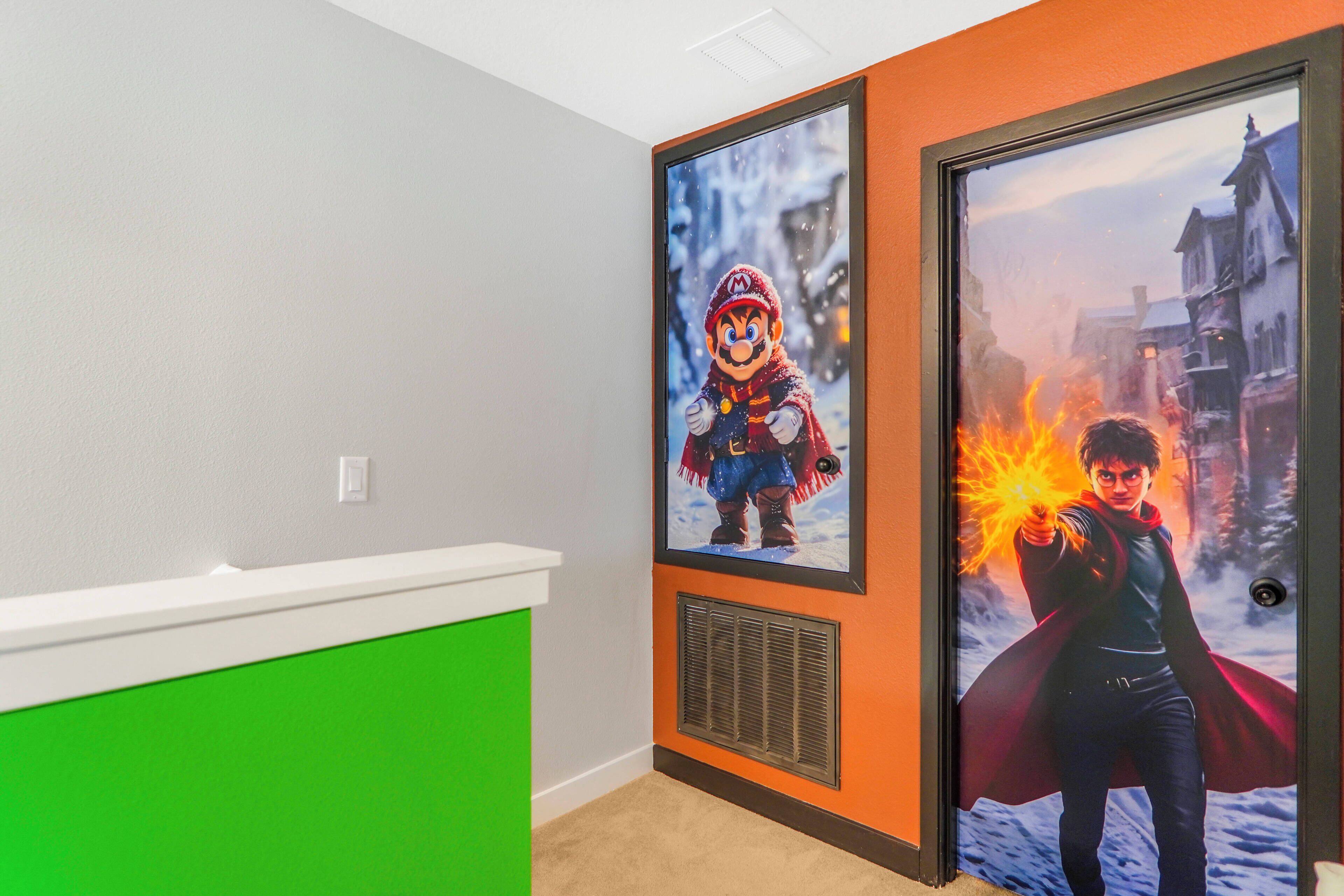 Une pièce avec un mur blanc et vert, une porte blanche et une grande affiche représentant un personnage de jeu vidéo.