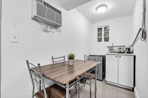 Room, 3 Bedrooms, Patio, Garden View | Tempat makan