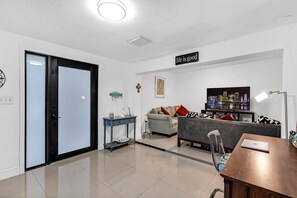 Room, 3 Bedrooms, Patio, Garden View | Living room