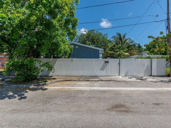 Room, 3 Bedrooms, Patio, Garden View | Property grounds