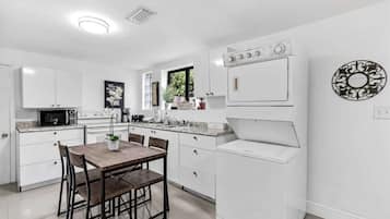 Casa, 3 quartos, varanda, vista para o jardim | Parte interna