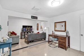 Room, 3 Bedrooms, Patio, Garden View | Ruang tamu