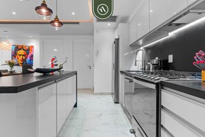 Refrigerador, microondas, horno y parrilla de estufa 