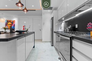 Kühlschrank, Mikrowelle, Ofen, Herdplatte