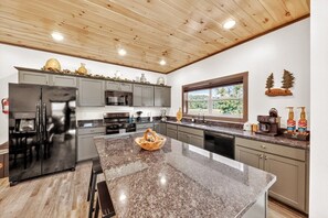 Fridge, microwave, oven, stovetop - NEW*Hot Tub*King Beds*Games*Firepit*EV Charger (Sevierville)