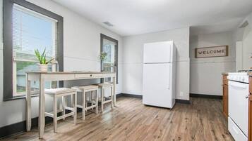 Fridge, oven, stovetop, coffee/tea maker
