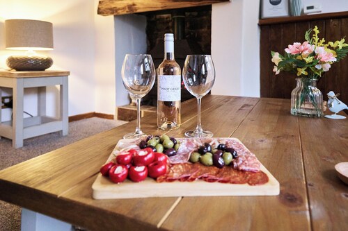 Stylish 3‑bed cottage with original beams and modern comforts. With smart TV and Netflix, fully equipped kitchen with coffee machine. 3 bedrooms. Private entrance, seating area and parking for 2–3 cars. Ideal base for Haworth and Brontë Country.