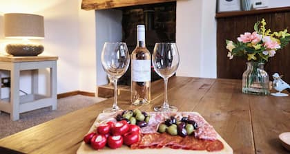 Stylish 3‑bed cottage with original beams and modern comforts. With smart TV and Netflix, fully equipped kitchen with coffee machine. 3 bedrooms. Private entrance, seating area and parking for 2–3 cars. Ideal base for Haworth and Brontë Country.