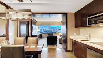 Microondas, parrilla de estufa, lavavajillas y comedor