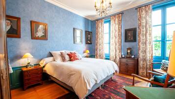 4 slaapkamers, een strijkplank/strijkijzer, internet, beddengoed