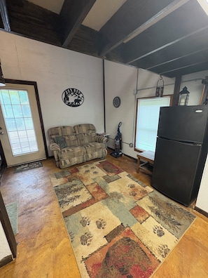 Smart TV, DVD player, books - Little River Hideaway (Galax)