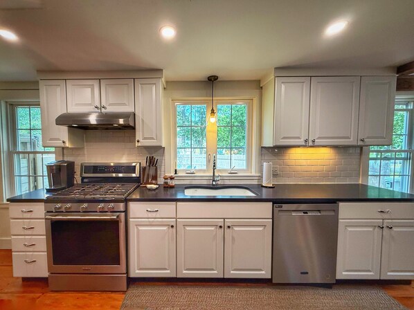 Réfrigérateur, four à micro-ondes, un four, surface de cuisson