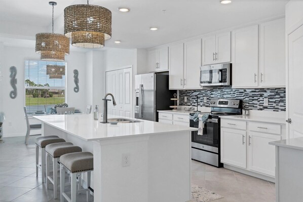 Jääkaappi, mikroaaltouuni, uuni, liesi