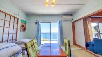 Blackout drapes, free WiFi