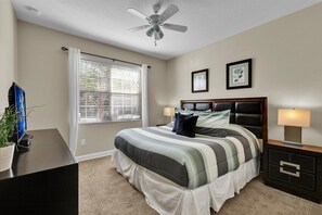 A bedroom with a bed, a ceiling fan, a TV, a desk, and a nightstand. - BPD2920 Summary:<br>Para (Kissimmee)