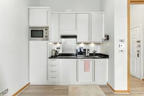 Refrigerador, microondas, placa de cocina, cafetera/tetera