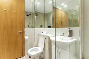 Een haardroger, handdoeken, zeep, toiletpapier