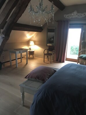 4 bedrooms, iron/ironing board, Internet, bed sheets