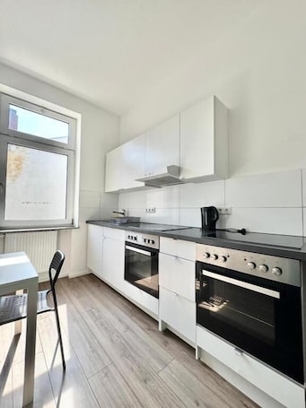Horno, placa de cocina, utensilios de cocina