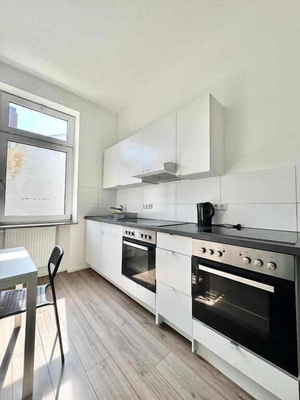 Oven, stovetop, cookware/dishes/utensils