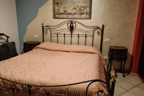 2 bedrooms, iron/ironing board, WiFi, bed sheets - Villa Annamaria: 2 Bedroom Apartment (Montesilvano)